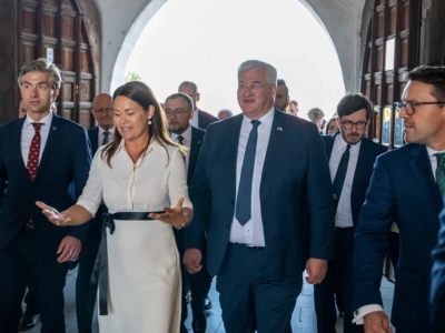 Wygrała bez walki. Żona prezydenta Żuka zostaje w Muzeum Narodowym