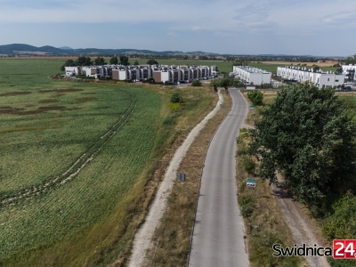 Niedokończona droga do „Dubaju”. Deweloper wskazuje samorząd, samorządy dewelopera [FOTO]