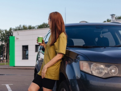 Stają na drodze, bo boją się tankować. Młodzi kierowcy z problemem