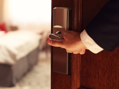 Linie odwołały lot i umieściły pasażerkę w pokoju z obcymi osobami. W nocy przeżyła koszmar