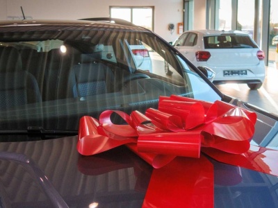 Ile producent zarabia na jednym samochodzie? Warto się targować w salonie