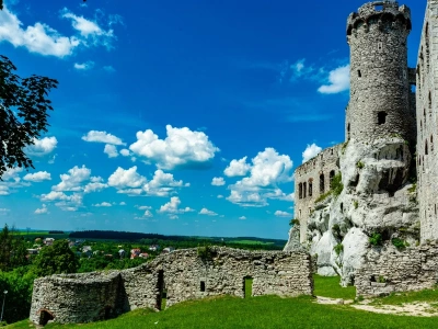 Tutaj znajdziesz „polską Szkocję”. Rozległa zieleń i tajemnicze formy skalne