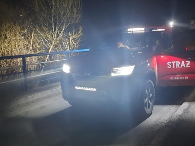 Uderzenie pioruna i pożar samochodu. Pracowita noc limanowskich i sądeckich policjantów