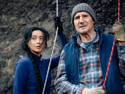 Liam Neeson kopie tyłki na Prime Video. Wygra z polskim reality show?