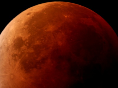 Krwawy Księżyc widoczny także w Tarnowie! Kiedy patrzeć w niebo?