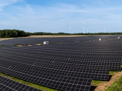 Czysta energia zasili rafinerię ORLENU. W Możejkach powstaje wyjątkowa elektrownia słoneczna