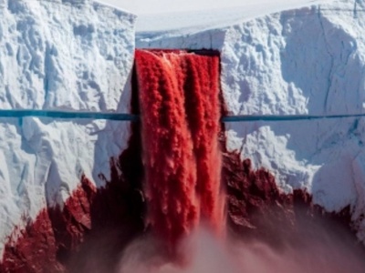Tajemnica Wodospadu Krwi rozwikłana. To jedyny lodowiec, z którego płynie woda