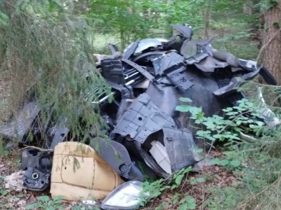 Pozbył się samochodowych odpadów w lesie. Nie spodziewał się, że szybko go namierzą