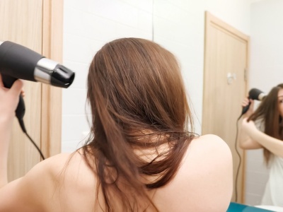 Stylizacja włosów jak ruchliwa ulica. Naukowcy ostrzegają!