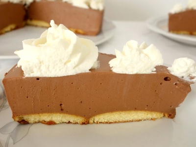 Czekoladowy sernik na zimno, który znika w mgnieniu oka. Szybki przepis