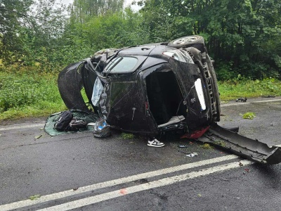 18-letni kierowca nie opanował auta, wypadł z drogi, dachował i uderzył w drzewo.