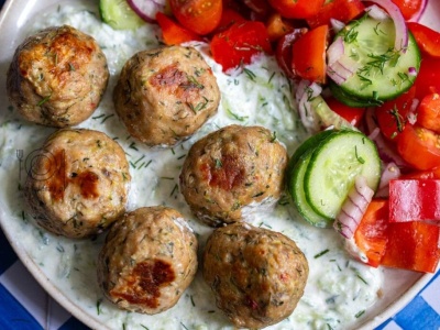 Greckie pulpeciki z indyka i cukinii z tzatziki