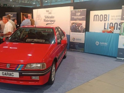 Peugeot 405 na stoisku Garac w Tuluzie i współpraca z żandarmerią. Auto Moto Classic 2025