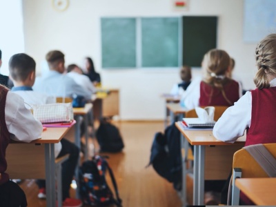 Uczniowie wciąż mają lekcje do wieczora. Rząd wyznaczył termin zmiany systemu. Już upłynął