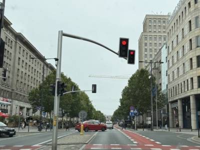 Podwójna sygnalizacja świetlna w Warszawie. Uważaj, na co patrzysz z jednośladu