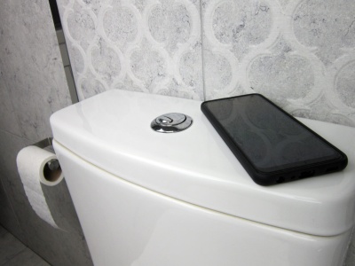 Bierzesz smartfon do toalety? Spodziewaj się najgorszego