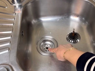 Umieść w zlewie zamiast sitka. Na zawsze zapomnisz co to zator