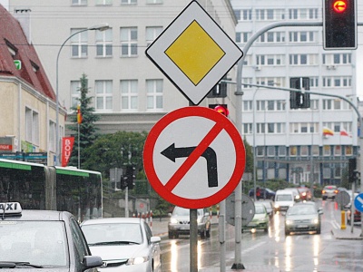 Zakaz skrętu to podwójna pułapka. Kierowcy często o tym zapominają
