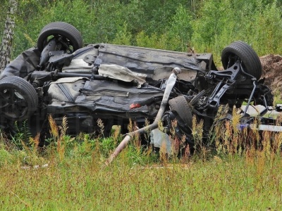 Stanęli przy rowie. Dobiegł ich płacz dziecka. 
