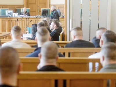 Fani piłki i papierosów. 43 oskarżonych na jednej ławie