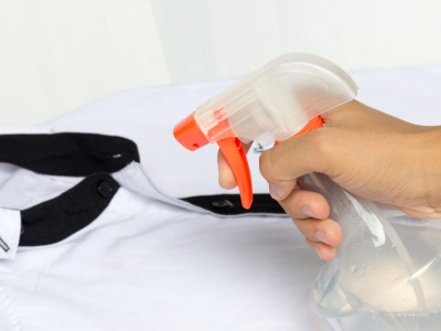 Żelazko w spreyu. Ten domowy środek pozwoli ci zaoszczędzić czas. Przygotujesz go z 3 składników