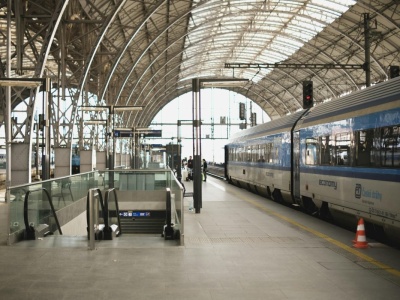 Wylatujesz z Pragi? Tak dotrzesz na lotnisko wprost z Polski. Bez komplikacji