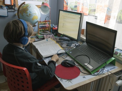 Ile godzin przed ekranem to za dużo? Najnowsze badania wielu zszokują