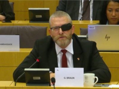 Braun z tajemniczą opaską na oku. Wyjawił, co się stało. 