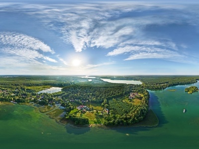 Najbardziej popularnym, śródlądowym kierunkiem dla żeglarzy od dawna są Mazury. Ale to inne polskie jeziora są magiczne