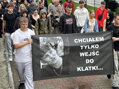 Elbląg poruszony tragedią 20-latka. Marsz milczenia na ulicach. 