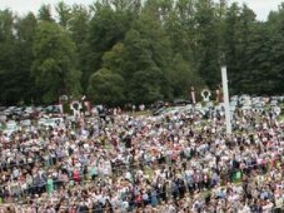 Pielgrzymi modlą się w Wąwolnicy. Tysiące wiernych na Placu Różańcowym