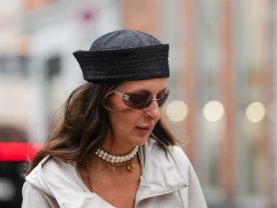 Jak nosić pillbox hat? Oto najmodniejsze nakrycie głowy na jesień 2025