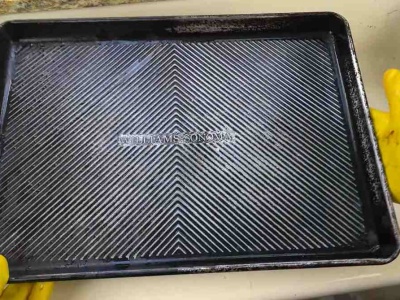 Wylej na brudną blachę od piekarnika. Będzie wyglądać jak nowa