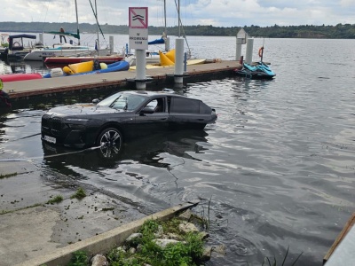 Samochód wpadł do wody podczas slipowania skutera. Interwencja strażaków z Włocławka [zdjęcia]