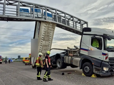 Uniesiona wywrotka uderzyła w bramownicę, kierowca wymagał akcji reanimacyjnej