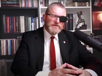 Grzegorz Braun zaskakuje czarną opaską na oku. Zdradził, co się stało