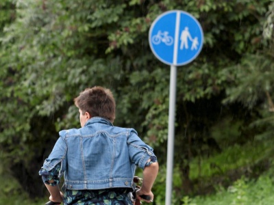 Nie ignoruj tych znaków. C-13 i C-16 zaskakują na rowerze i chodniku