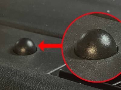Do czego służy tajemnicza kulka na podszybiu samochodu? Ma ważną funkcję