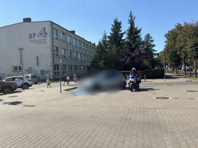 Korzystała z udogodnień dla inwalidów pod szkołą – kierująca ma teraz spore kłopoty