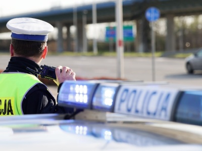 Policjanci stoją na wiaduktach i i czymś celują. Jednak nie mierzą prędkości