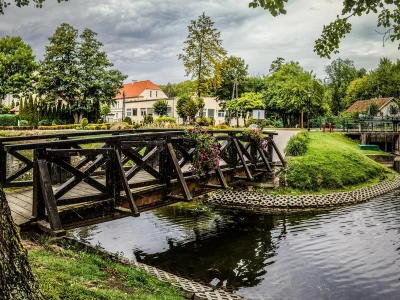 „Mała Wenecja” w Polsce zachwyci turystów. Ma 14 mostów nad rzekami