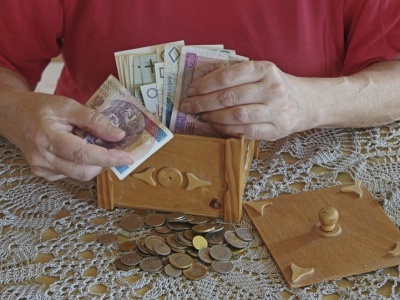 Polacy coraz więcej oszczędzają na emeryturę. Rosną środki na IKE i IKZE