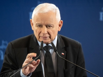 Tusk ma plan, celowo się wycofuje. 