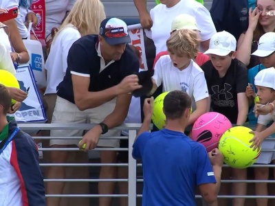 Zabrał dziecku czapkę. Teraz musiał wynająć ochroniarzy