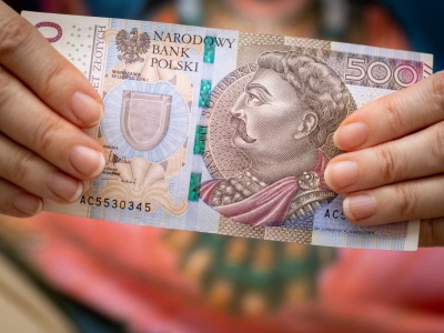 Wypłacają 500 plus dla seniora. Warunek? Taka emerytura