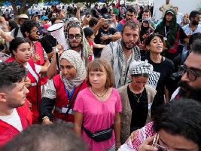 Tłumy i wiwaty witają Gretę Thunberg w porcie w Tunezji. Aktywistka płynie do Gazy
