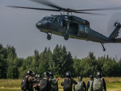 Podniebne szkolenia policyjnych specjalsów [WIDEO]
