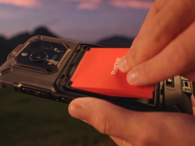 Wymieniasz baterię i działasz dalej. Taki to smartfon