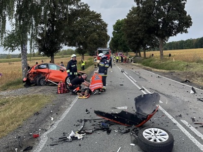 Wypadek na DK74. Dwie osoby ciężko ranne