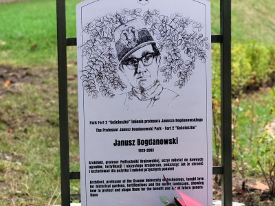Park pod Kopcem Kościuszki z tablicą prof. Bogdanowskiego (ZDJĘCIA)